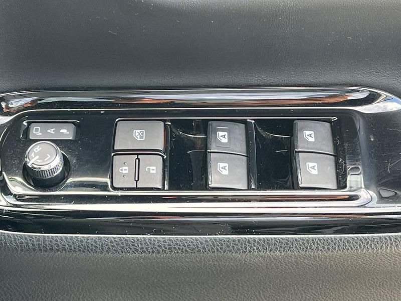 2018 Toyota Noah DBA-ZRR80W (UW-6aa8b9d58a780)[21]