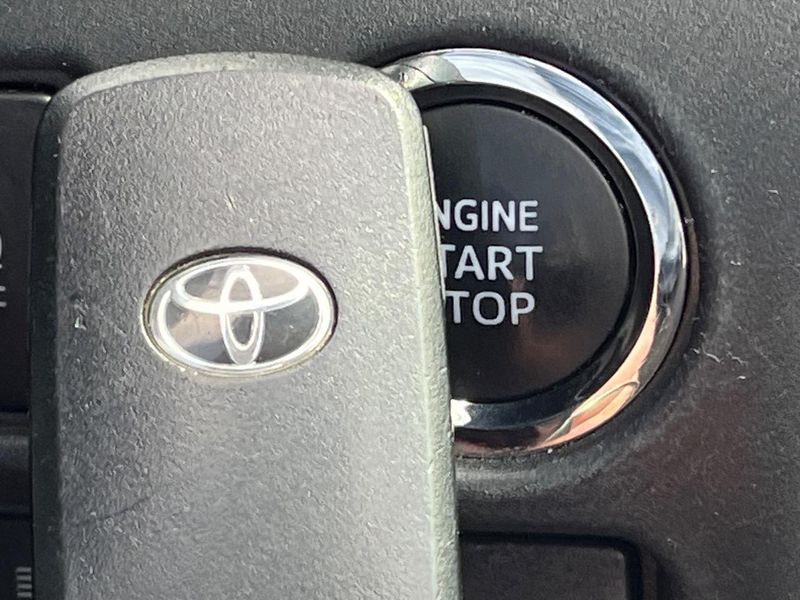 2018 Toyota Noah DBA-ZRR80W (UW-6aa8b9d58a780)[20]