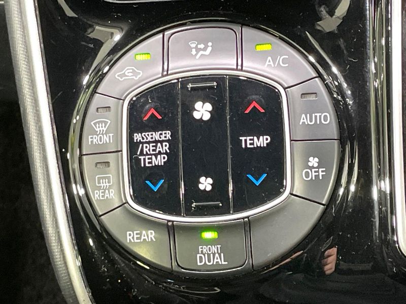 2018 Toyota Voxy DBA-ZRR80W (UW-6aa8b9d734bcc)[25]