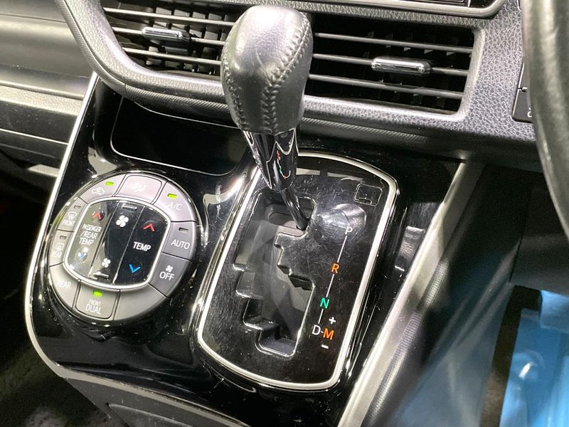 2018 Toyota Voxy DBA-ZRR80W (UW-6aa8b9d734bcc)[26]