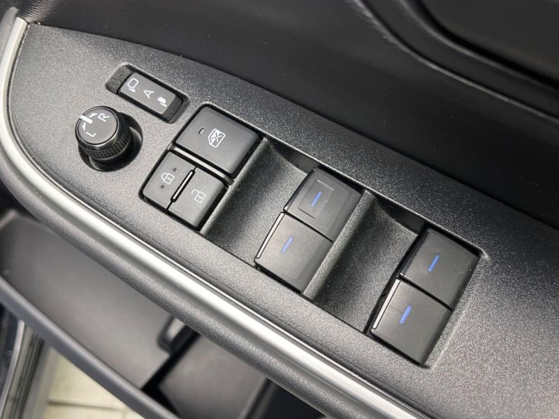 2023 Toyota Noah 6AA-ZWR90W (UW-6aa8ba1caf93b)[8]