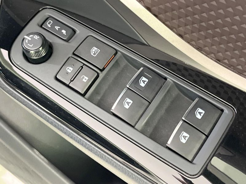 2019 Toyota C-HR DAA-ZYX10 (UW-6aa8ba30579a2)[17]