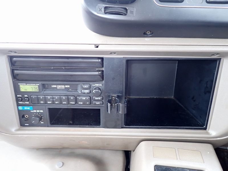 1995 Toyota Coaster KC-HZB50 (UW-mu3d3sr4jb26)[28]