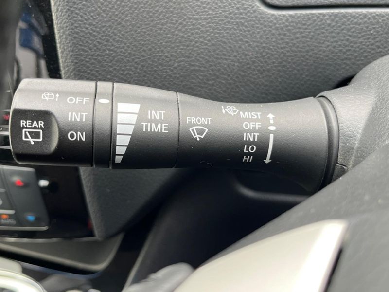 2015 Nissan Serena DAA-HFC26 (UW-6aaa08a042c1a)[28]