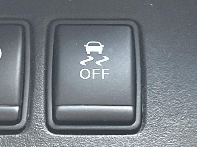 2015 Nissan Serena DAA-HFC26 (UW-6aaa08a042c1a)[25]