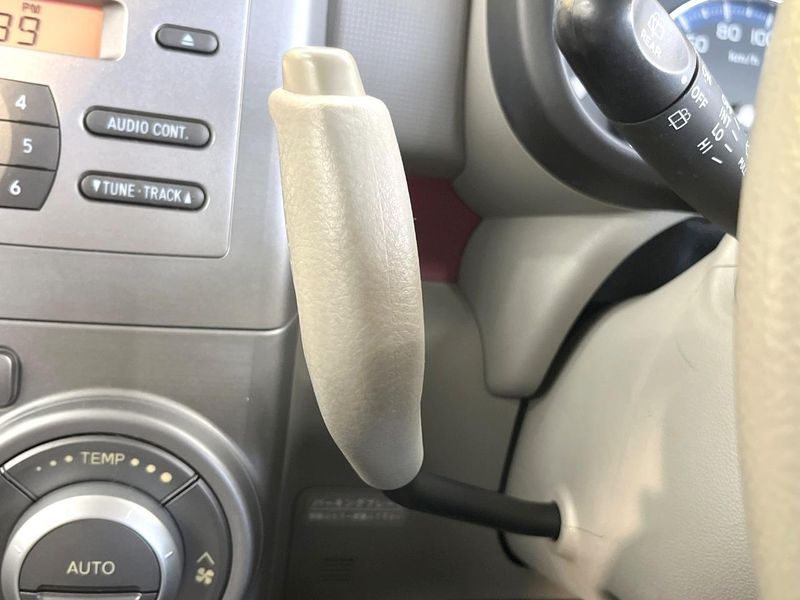 2010 Daihatsu Move Conte DBA-L575S (UW-6aaa094ea854f)[25]