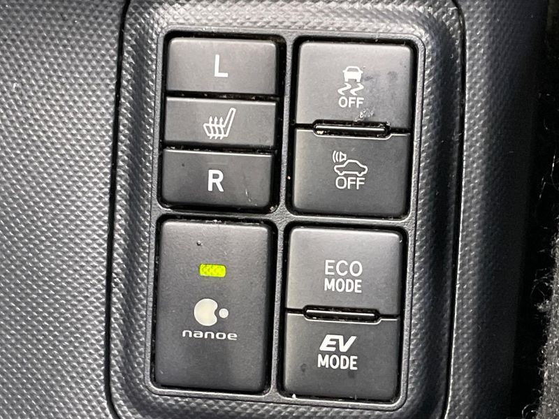 2016 Toyota Aqua DAA-NHP10 (UW-6aaa0a9b68390)[21]