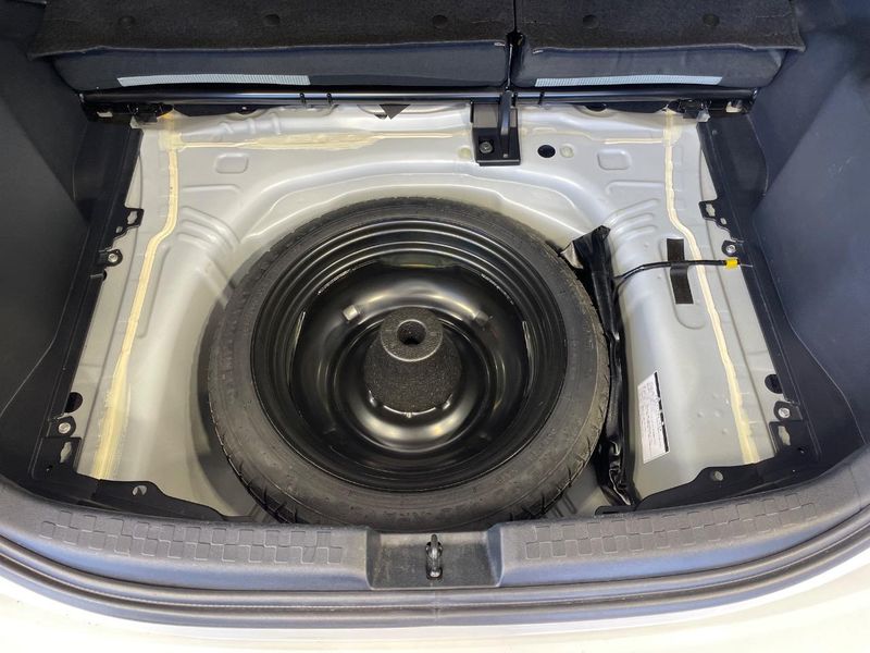 2013 Toyota Aqua DAA-NHP10 (UW-6aaa0a9f268fe)[25]