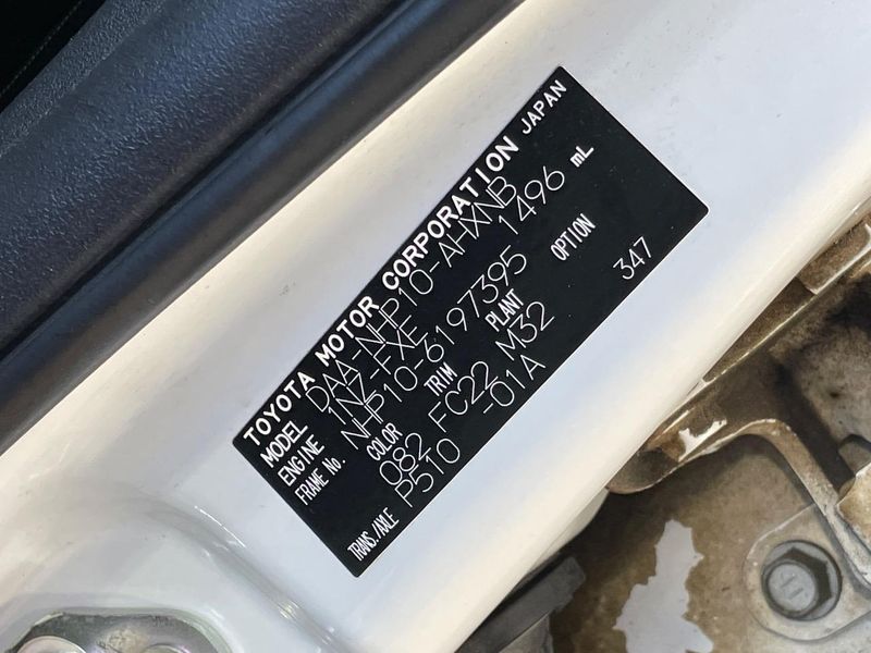 2013 Toyota Aqua DAA-NHP10 (UW-6aaa0a9f268fe)[1]