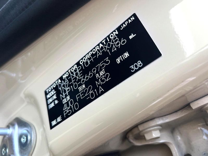 2017 Toyota Aqua DAA-NHP10H (UW-6aaa0aa4e57b2)[1]
