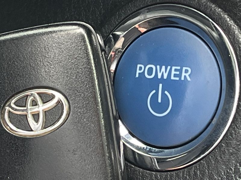 2017 Toyota Vitz DAA-NHP130 (UW-6aaa0aaae7366)[20]