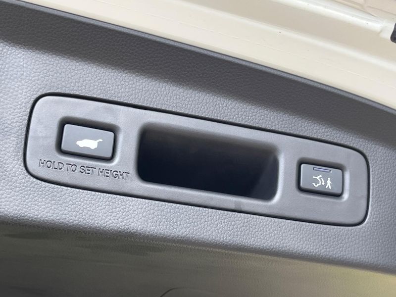 2022 Honda Vezel 6AA-RV5 (UW-6aaa0ae41ee6e)[8]