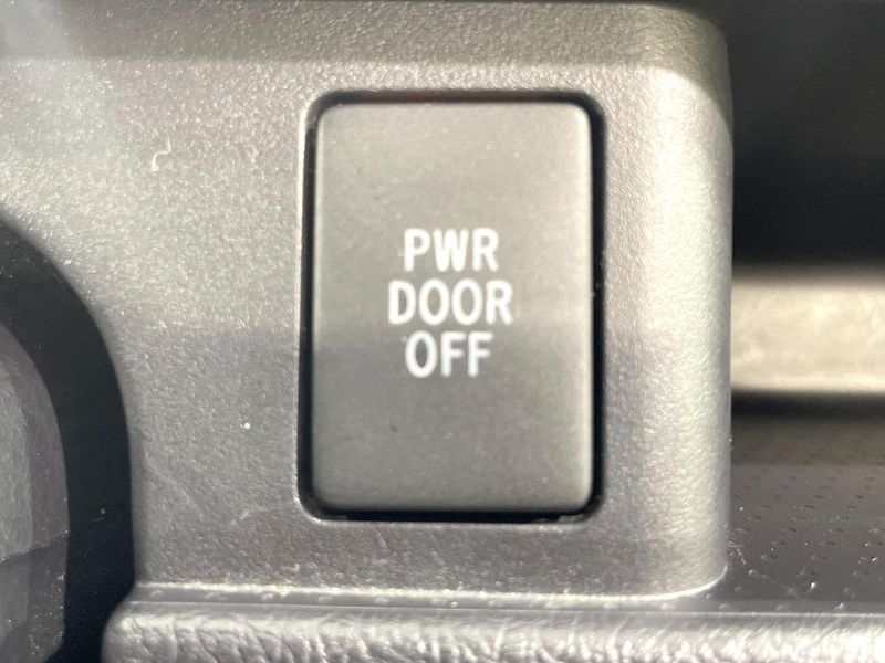 2011 Toyota Noah DBA-ZRR70G (UW-6aaa0b6e02502)[22]