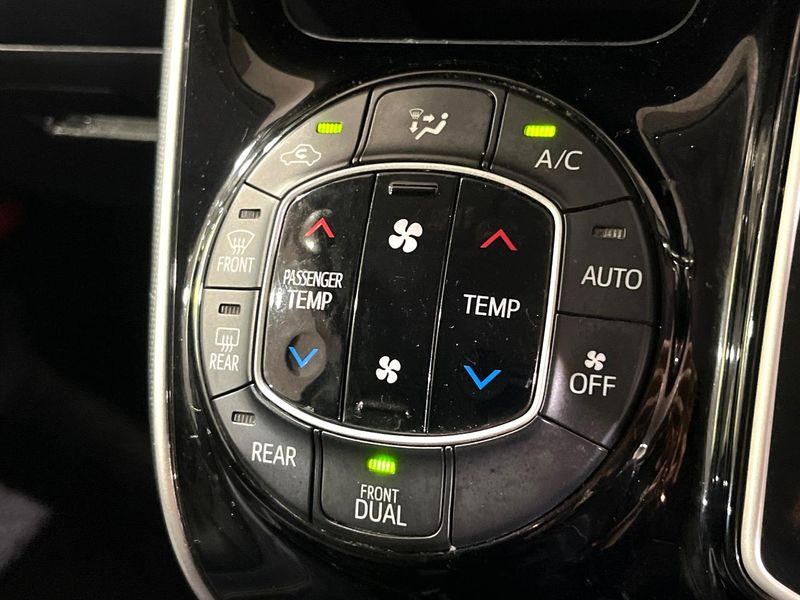 2015 Toyota Esquire DBA-ZRR80G (UW-6aaa0b72a78ab)[19]