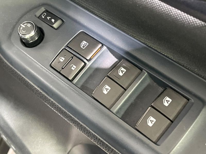 2015 Toyota Voxy DBA-ZRR80W (UW-6aaa0b72bb7f7)[18]