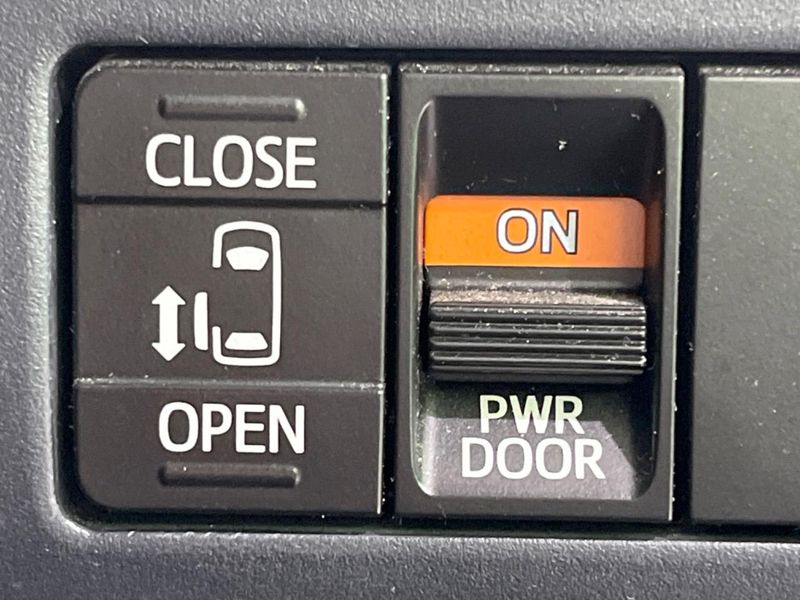 2015 Toyota Voxy DBA-ZRR80W (UW-6aaa0b72bb7f7)[22]
