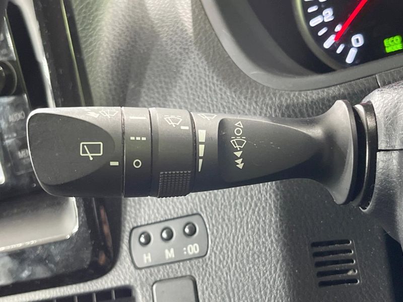 2015 Toyota Voxy DBA-ZRR80W (UW-6aaa0b72bb7f7)[26]