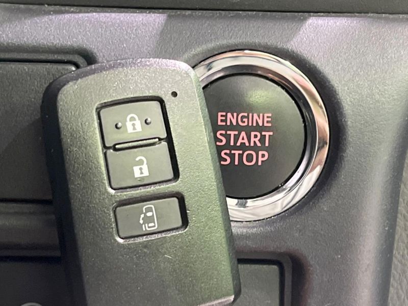 2015 Toyota Voxy DBA-ZRR80W (UW-6aaa0b72bb7f7)[19]