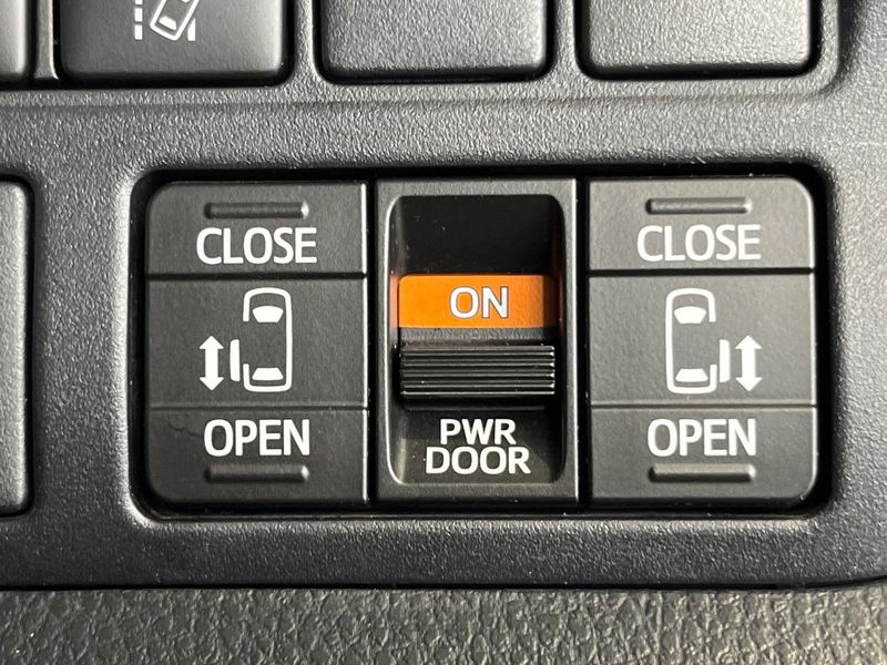 2018 Toyota Voxy DBA-ZRR80W (UW-6aaa0b795ec2a)[26]