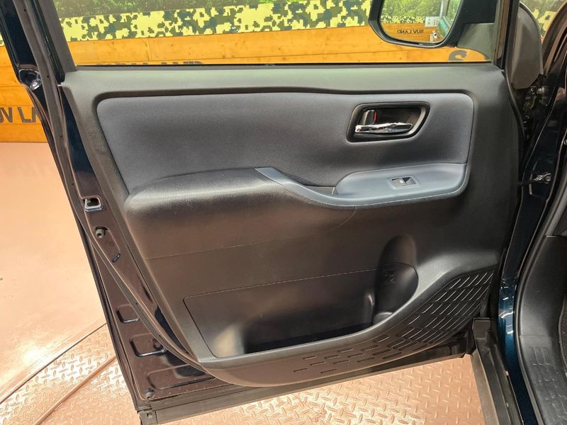 2015 Toyota Voxy DBA-ZRR85W (UW-6aaa0b82b8579)[28]