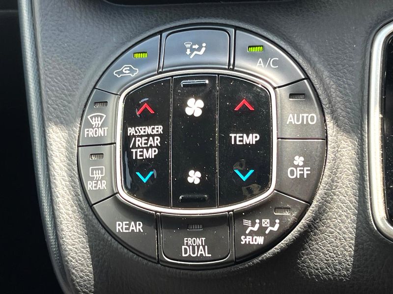 2015 Toyota Voxy DAA-ZWR80G (UW-6aaa0bb6c11ab)[23]