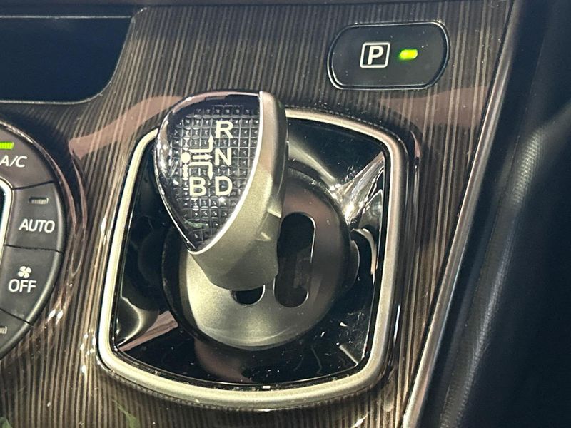 2017 Toyota Esquire DAA-ZWR80G (UW-6aaa0bb916e9e)[24]
