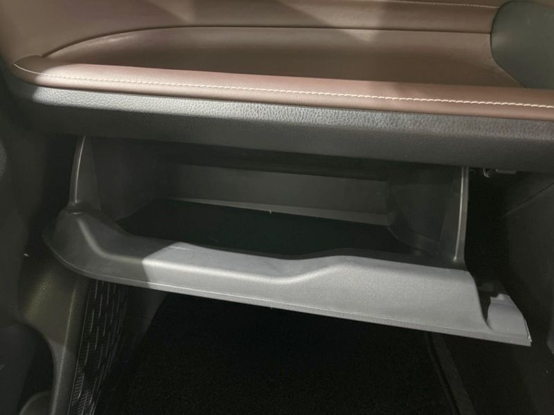 2017 Toyota Esquire DAA-ZWR80G (UW-6aaa0bb96979f)[23]