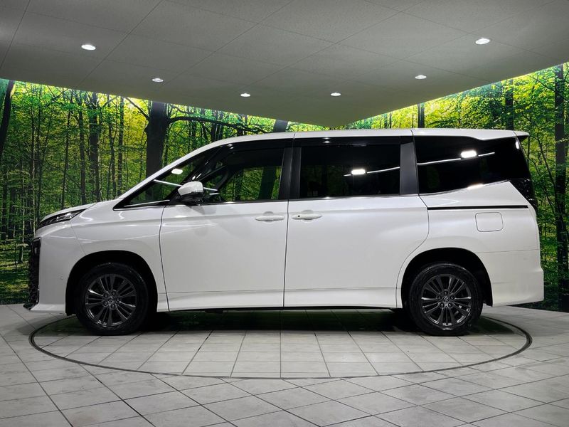 2022 Toyota Voxy 6AA-ZWR95W (UW-6aaa0bced9e7a)[19]