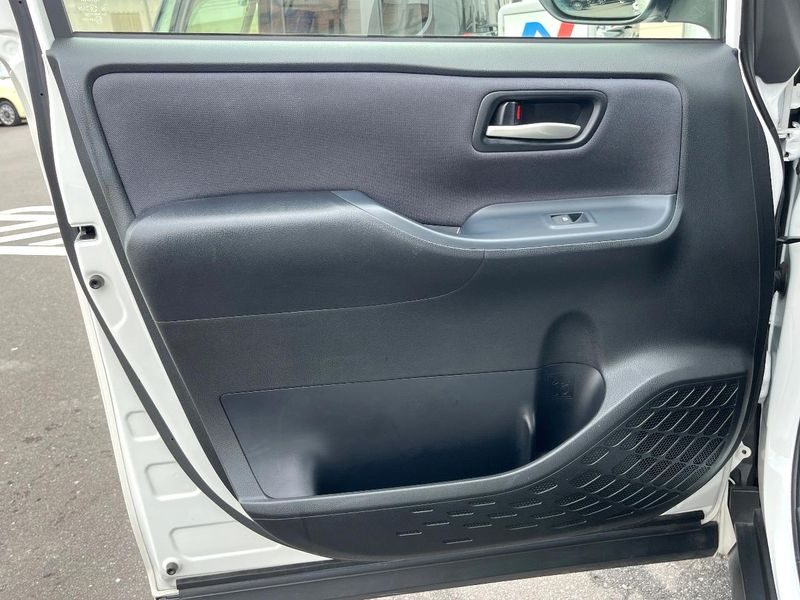 2014 Toyota Noah DBA-ZRR80W (UW-6aab5bc26044d)[29]