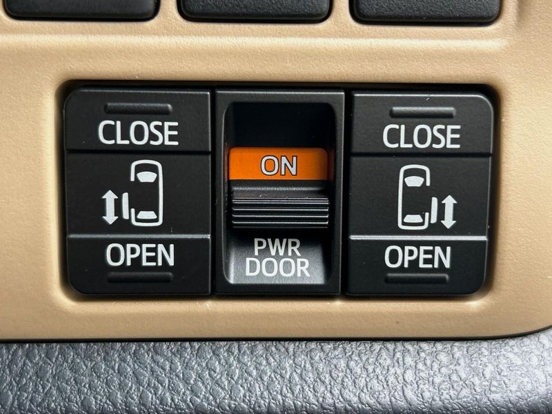 2015 Toyota Noah DBA-ZRR80G (UW-6aab5bc48af4e)[21]
