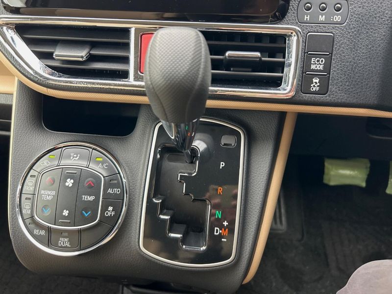 2015 Toyota Noah DBA-ZRR80G (UW-6aab5bc48af4e)[28]