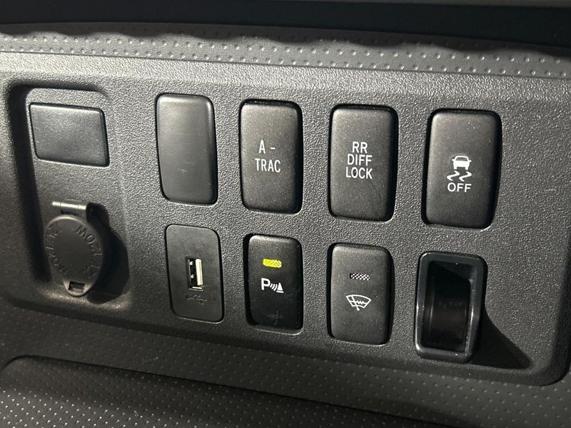 2018 Toyota FJ CRUISER CBA-GSJ15W (UW-6aacab4a376e3)[24]