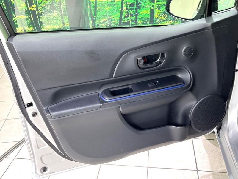 2016 Toyota Aqua DAA-NHP10 (UW-6aacad747d6b2)[25]