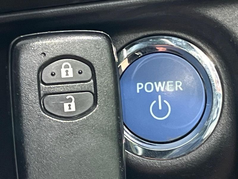 2017 Toyota Aqua DAA-NHP10H (UW-6aacad777c39e)[24]