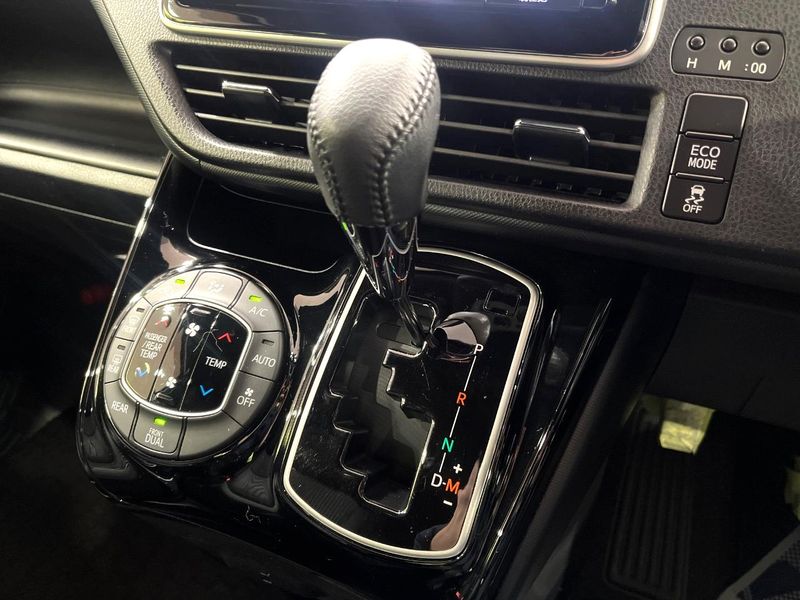2017 Toyota Noah DBA-ZRR80W (UW-6aacae56a9b2b)[12]