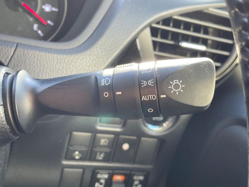 2017 Toyota Voxy DBA-ZRR80W (UW-6aacae57e6e4a)[7]