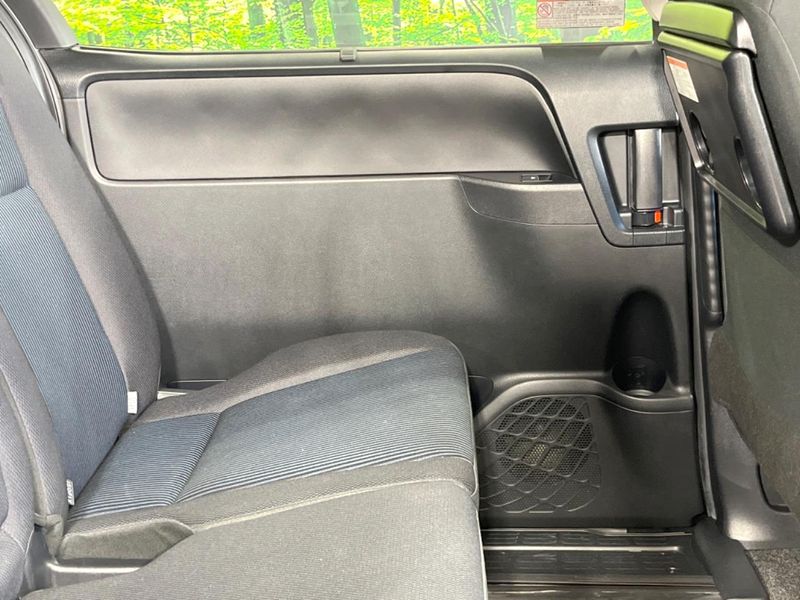 2019 Toyota Voxy DBA-ZRR80G (UW-6aacae5dbe8ba)[12]