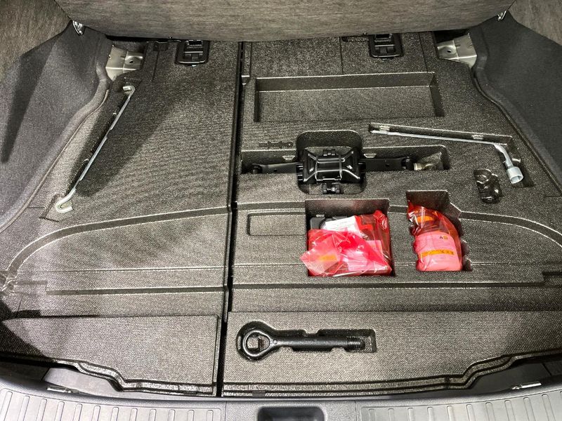 2017 Toyota Prius DAA-ZVW50 (UW-6aacae805e97a)[16]
