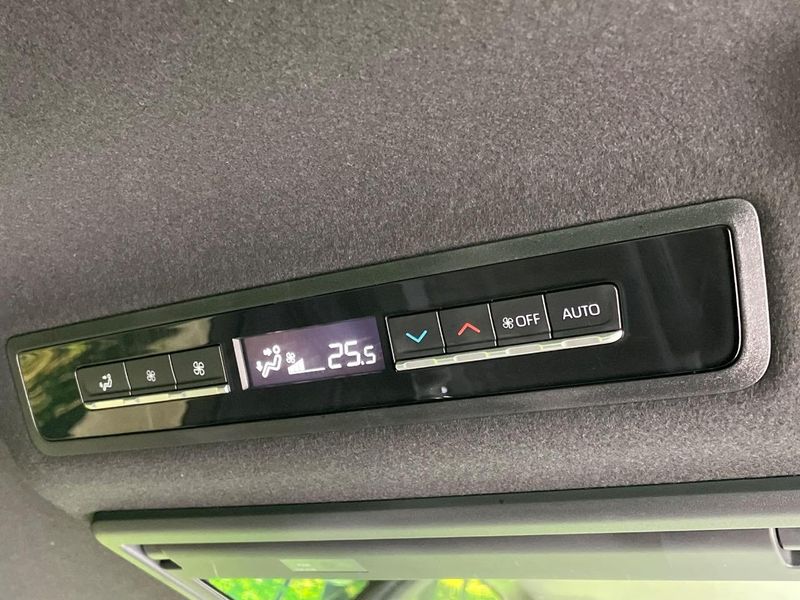 2022 Toyota Voxy 6AA-ZWR90W (UW-6aacaea197233)[29]