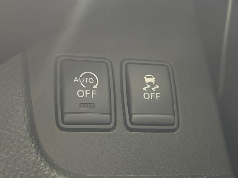 2013 Nissan Serena DAA-HC26 (UW-6aadfcf6af36e)[23]