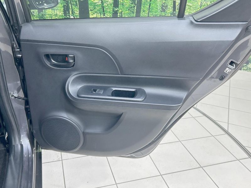 2014 Toyota Aqua DAA-NHP10 (UW-6aadfefecec15)[23]