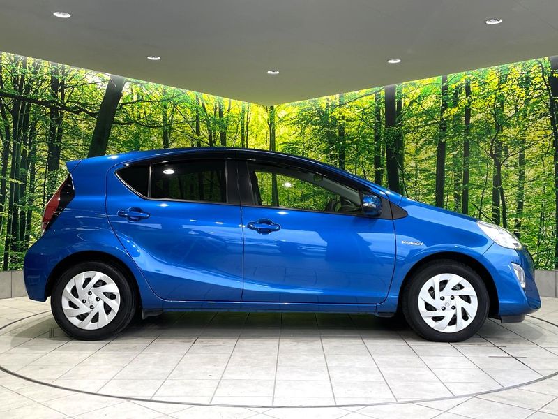 2016 Toyota Aqua DAA-NHP10 (UW-6aadff022bf57)[21]