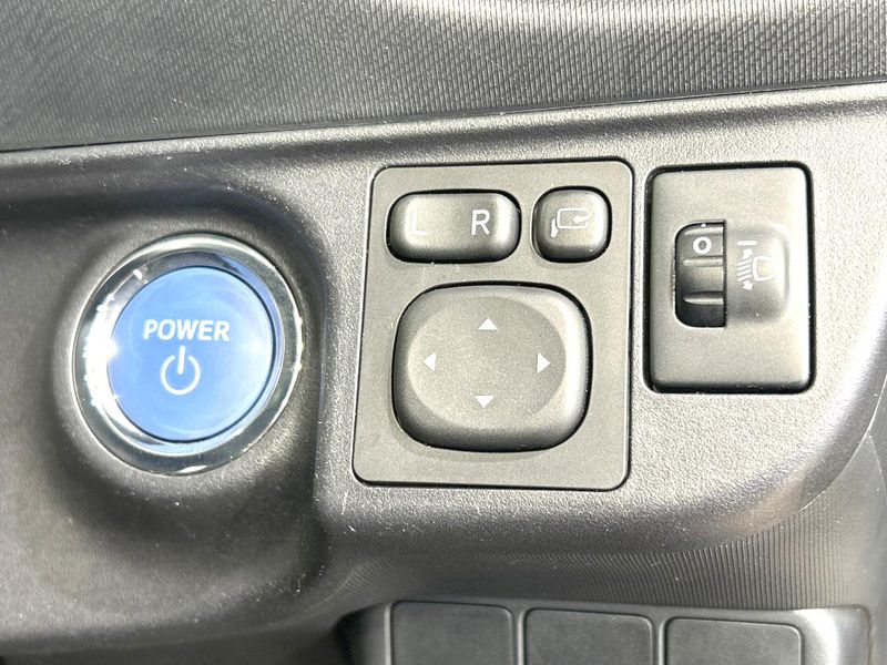 2016 Toyota Aqua DAA-NHP10 (UW-6aadff0938f3d)[17]