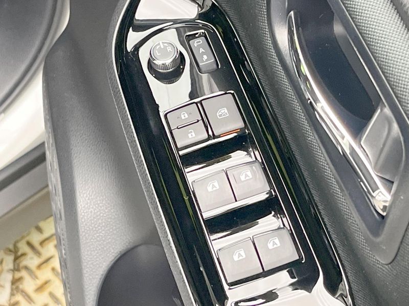 2019 Toyota Voxy DBA-ZRR80W (UW-6aadffe6a986e)[22]