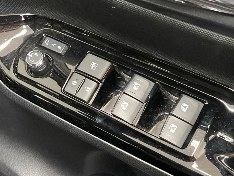 2020 Toyota Voxy DBA-ZRR80W (UW-6aadffe72e895)[16]
