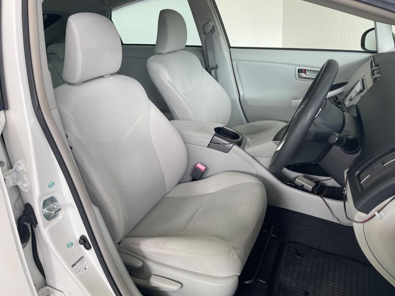 2013 Toyota Prius DAA-ZVW30 (UW-6aae0001ccd48)[29]