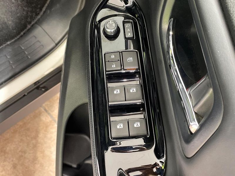 2018 Toyota Noah DAA-ZWR80W (UW-6aae0022a53e3)[26]