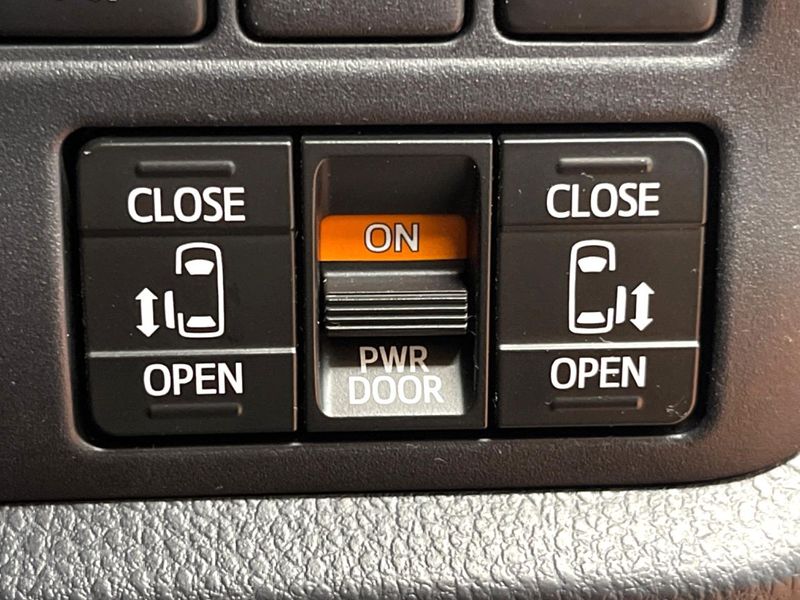 2018 Toyota Noah DAA-ZWR80W (UW-6aae0022a924b)[29]
