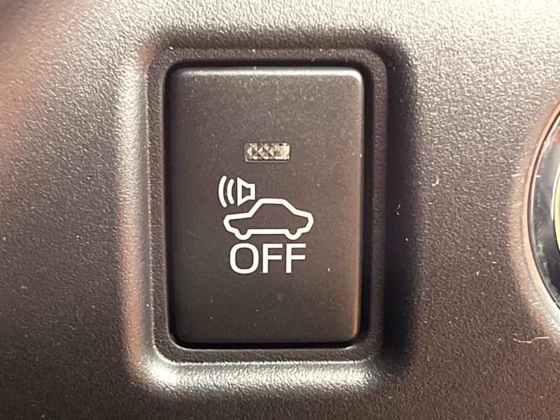 2018 Toyota Noah DAA-ZWR80W (UW-6aae0022a924b)[24]