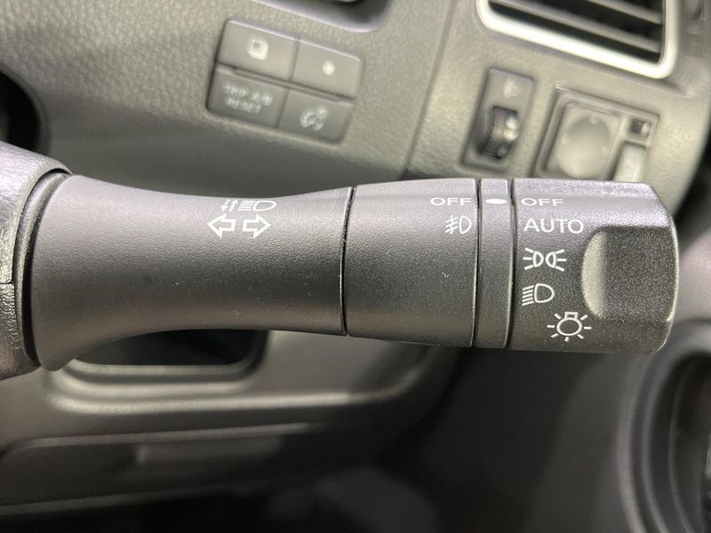 2012 Nissan Serena DBA-FNC26 (UW-6aaf4e00c6f57)[24]